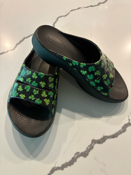 OOFOS Shoes - OOFOS Ooahh Limited Edition Black with Green Clover Design Sandal, 7, 38